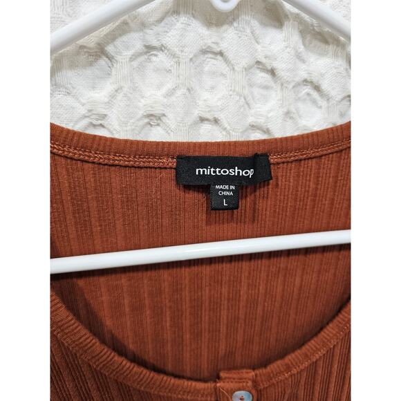 Slim fit but stretchy size L scoop neck top - Picture 2 of 3